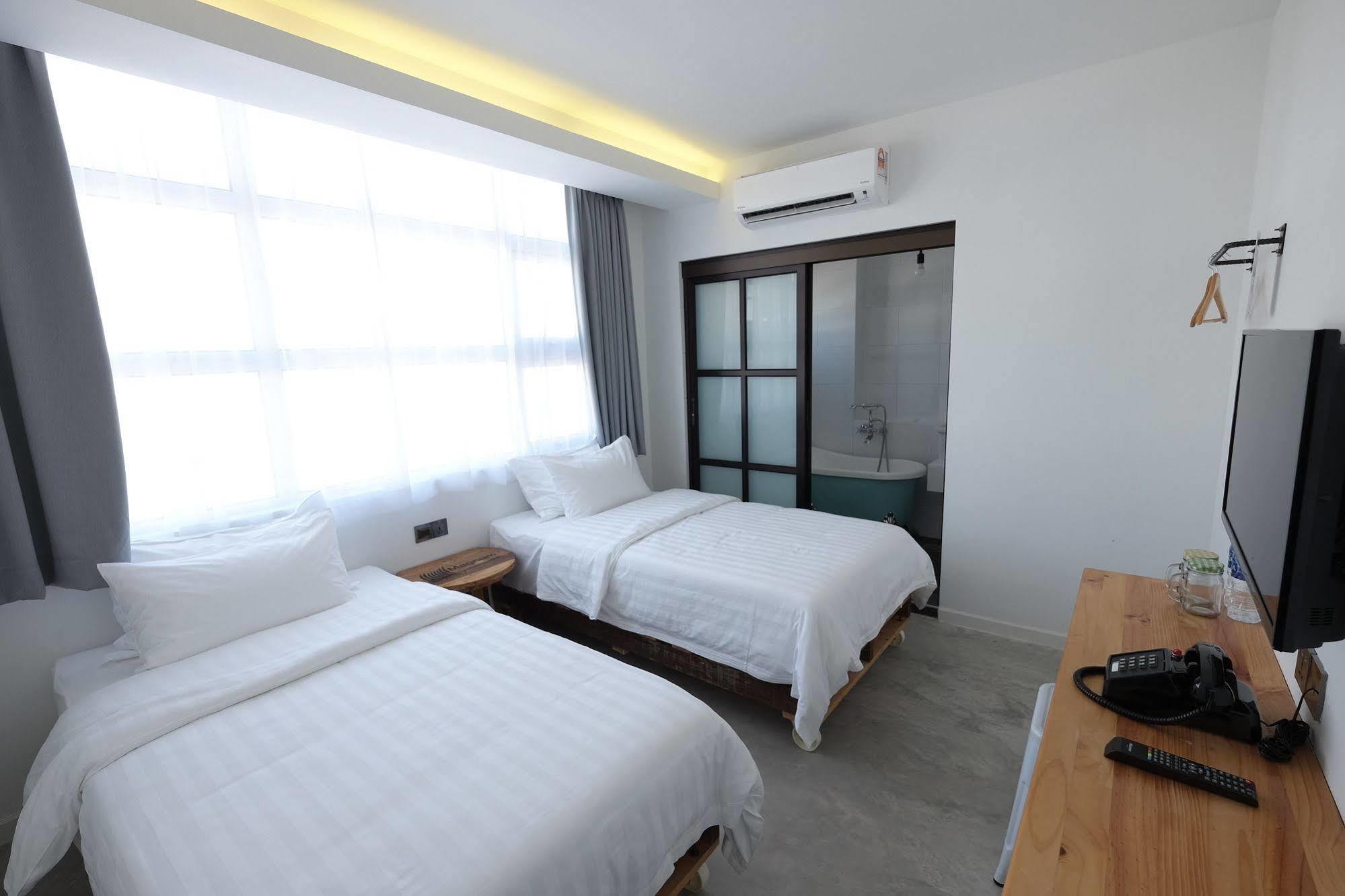 White Loft Hotel Malacca Exterior photo